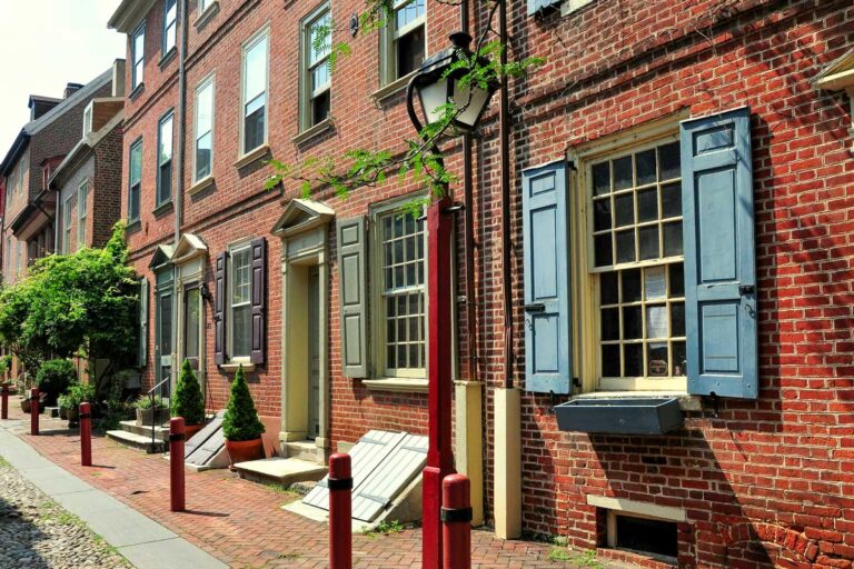 Historic red brick Elfreth's Alley in Philadelphia United States (2)