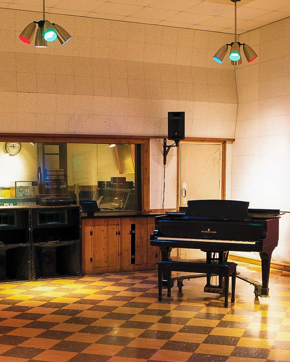 RCA-Studio-B-piano-at-the-studio-on-a-tour-in-Nashville-Tennessee