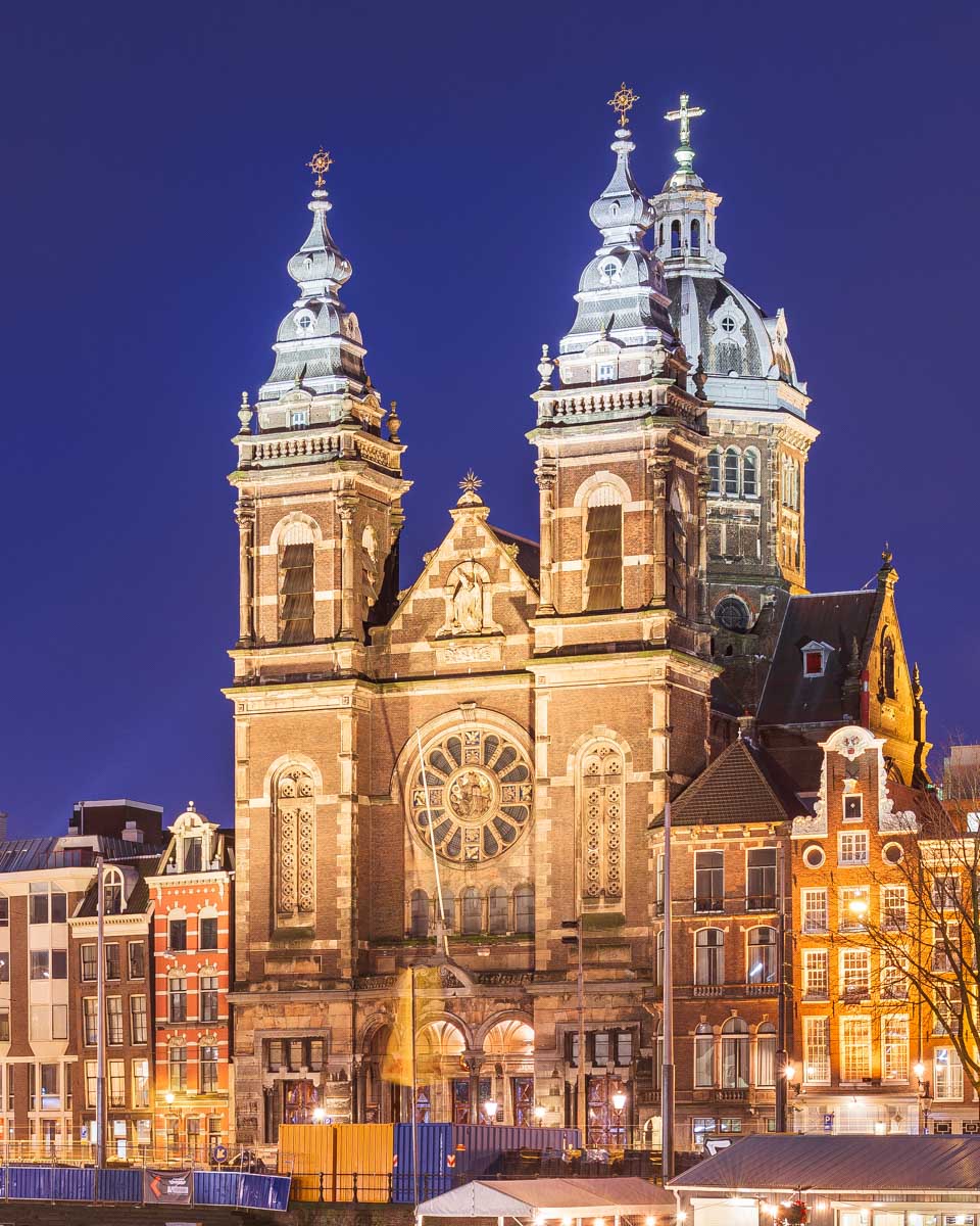 basilica of saint nicholas amsterdam Netherlands at night