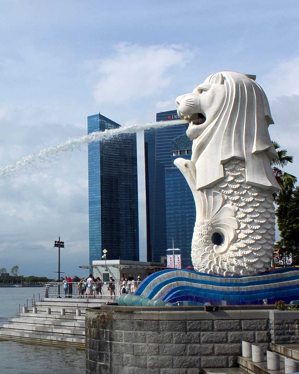 A statue in Marina Bay Singapore on a bike tour