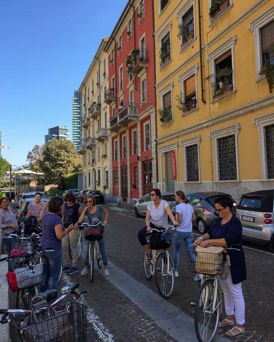 Velocipedi Milano people listen to a guide on a bike Tour in Milano Italy
