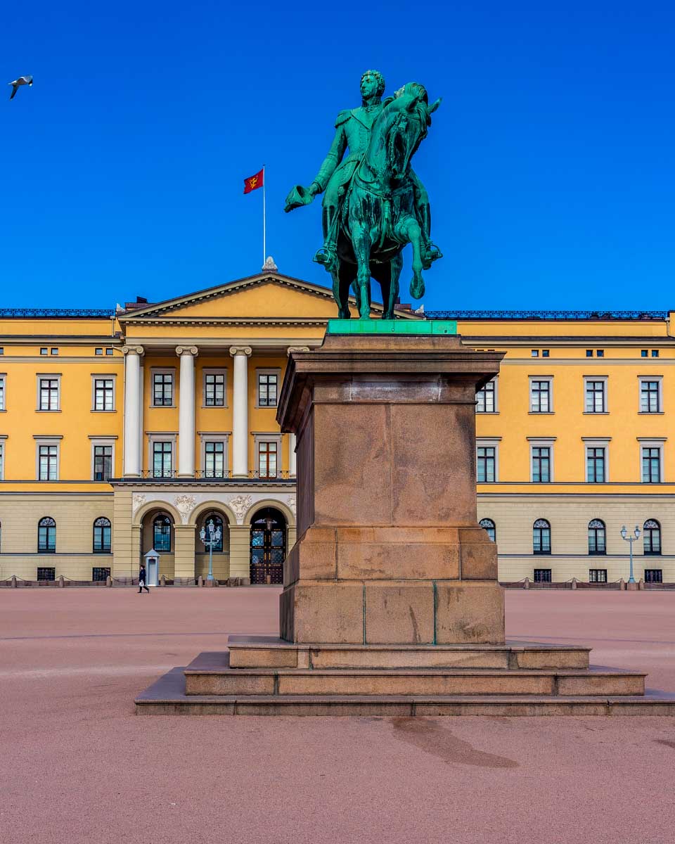 A statue in front of Oslo Palace in Norway