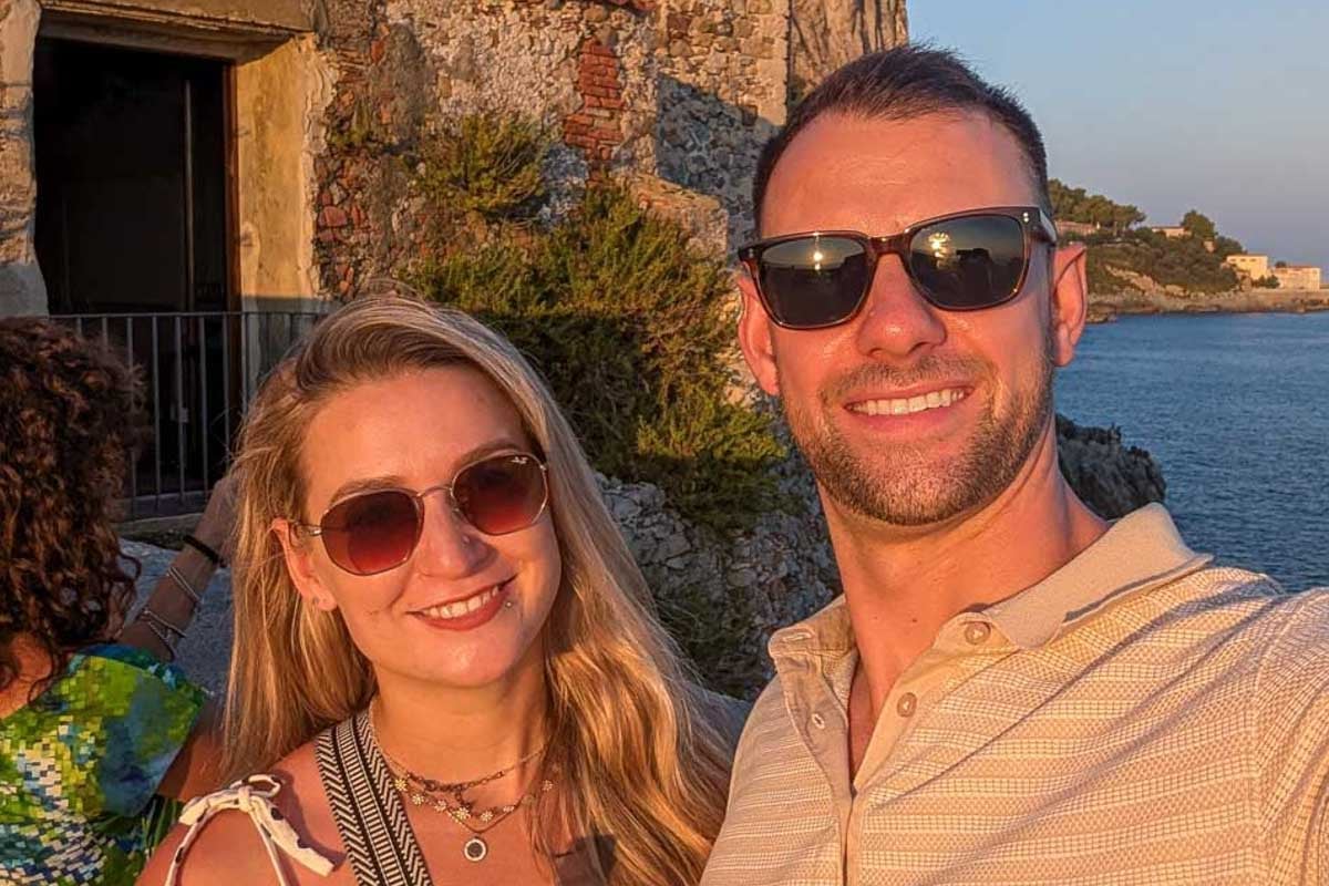 Bailey-and-Daniel-take-a-selfie-on the coast of France