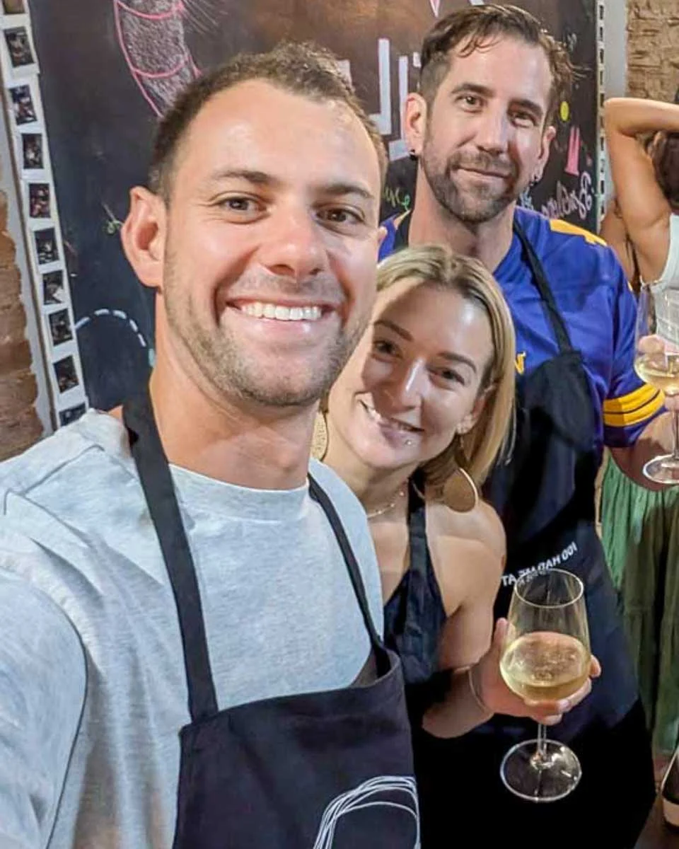 Daniel-and-Bailey-smiling-in-a-kitchen-during-a-cooking-class-in-Palma-de-Mallorca