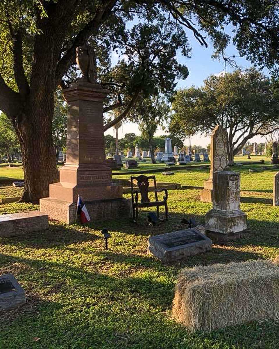 Sisters-Grimm-Ghost-Tours Menger Hotel historic cemetery in San Antonio Texas