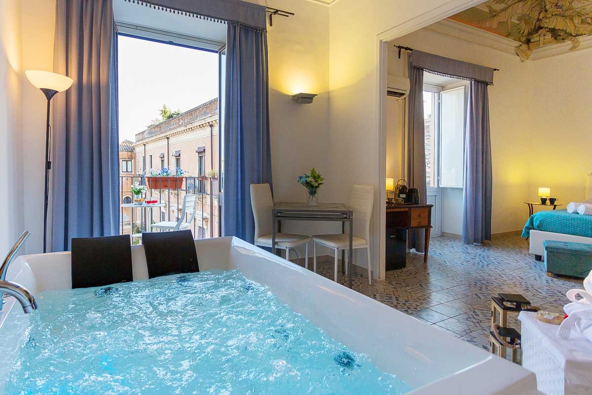 A room with a spa bath at the B&B Palazzo Bruca in Catania Sicily