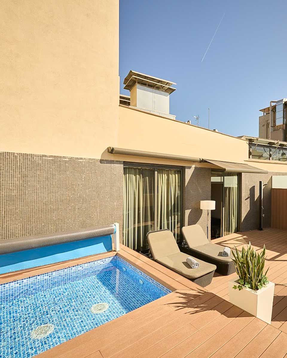 Poo and lounge area at Catalonia Catedral in Barcelona