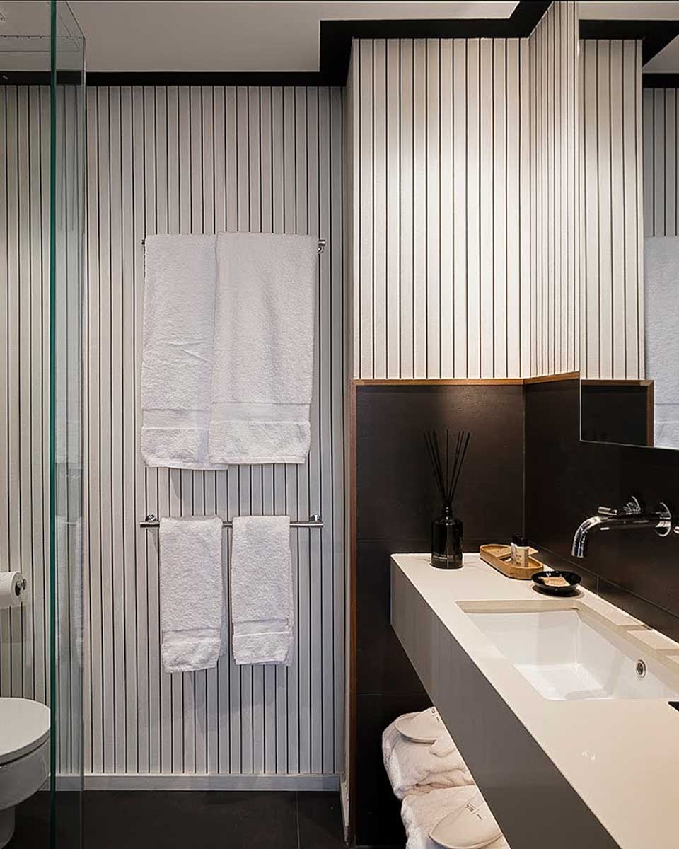 The bathroom of a hotel room at Hotel Casa Elliot in Barcelona