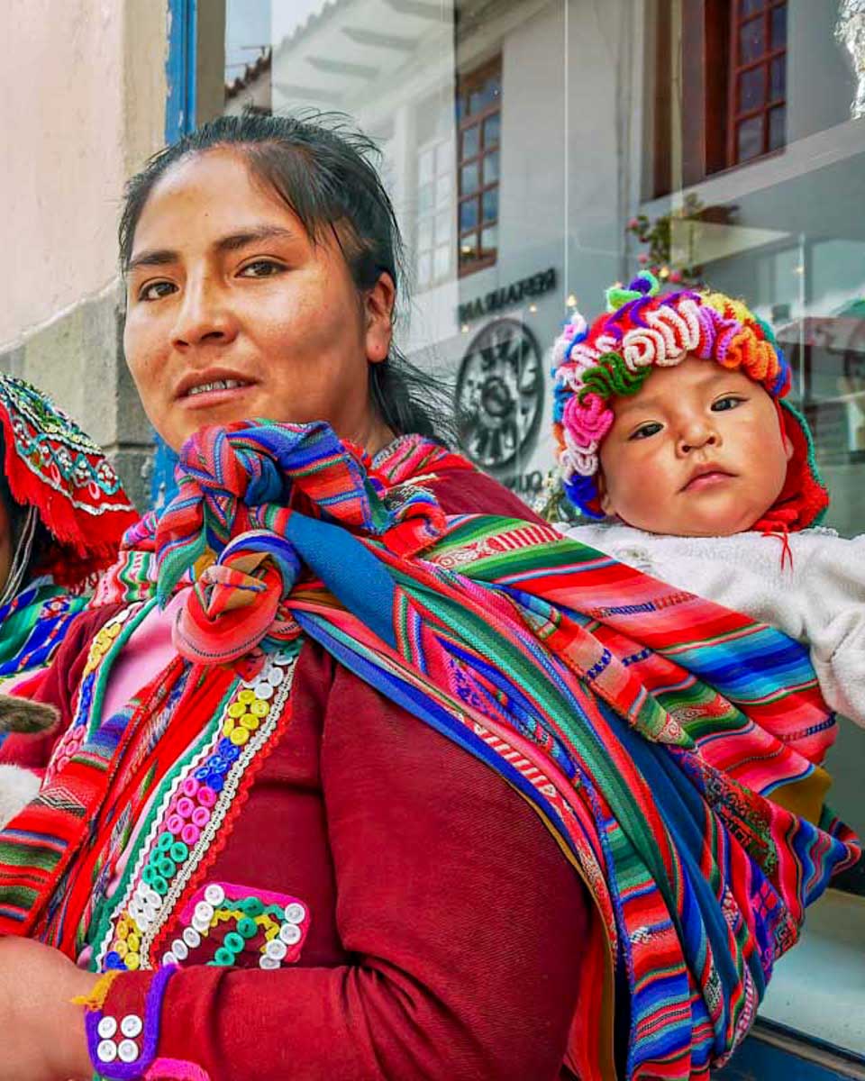 3-women-dressed-in-traditional-clothing-in-Cusco-Peru