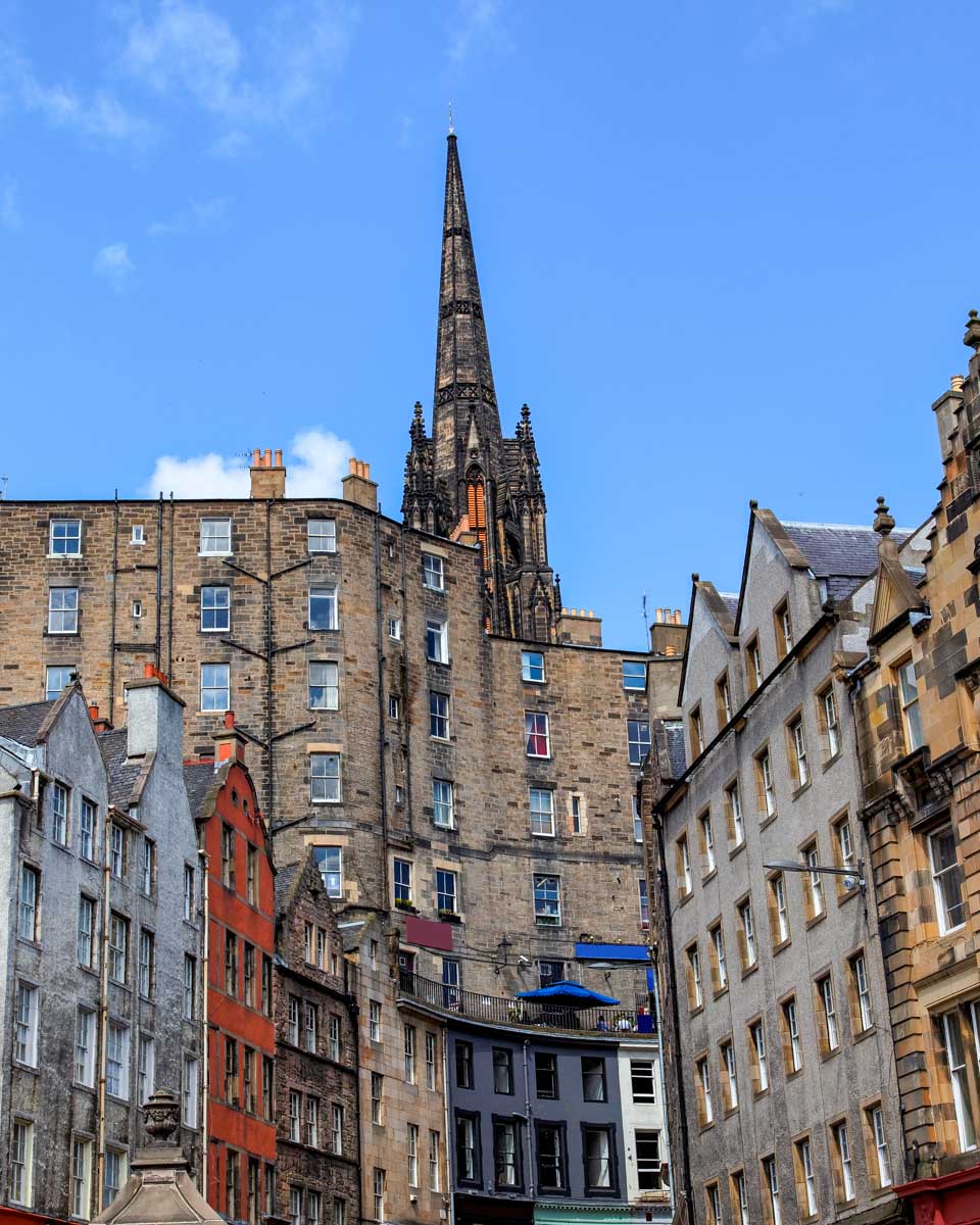 Grassmarket the Victoria Street in Edinburgh Scotland with a view of the castle (1)