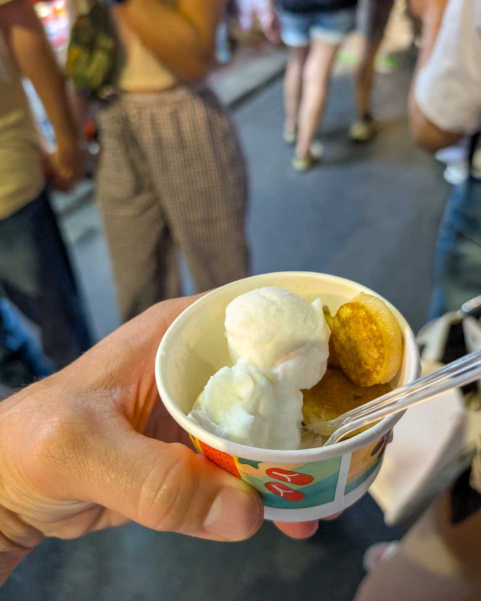 Mini pancakes and icecream in Chinatown Bangkok Thailand (16)