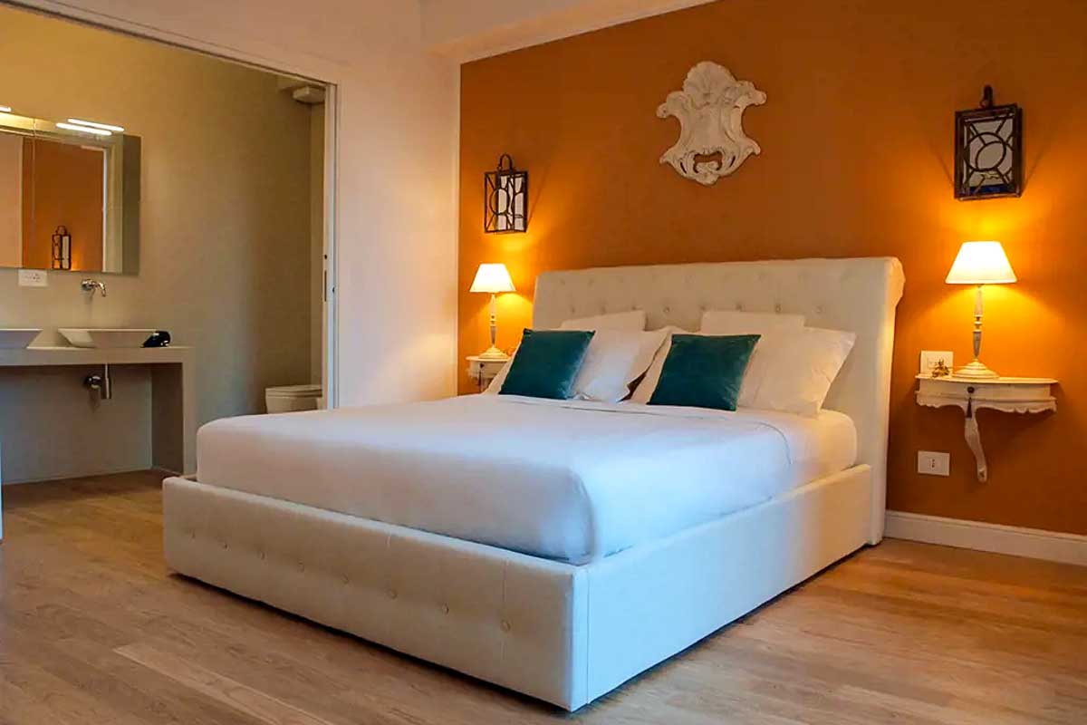 Cosmopolitan Central Rooms in Bologna Italy