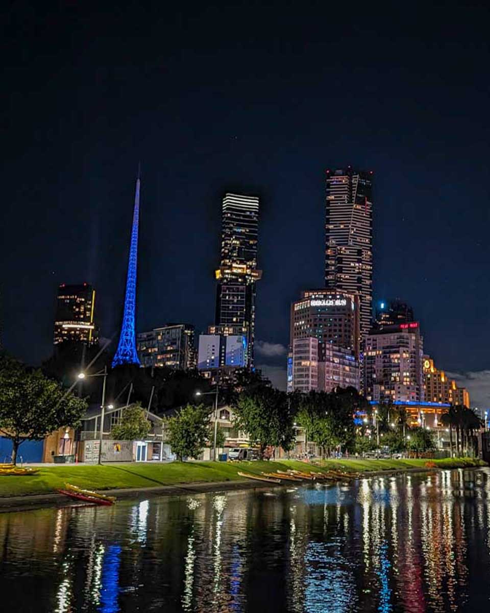 Melbourne-lit-up-on-the-Yarra-river-at-night-in-Melbourne-Australia
