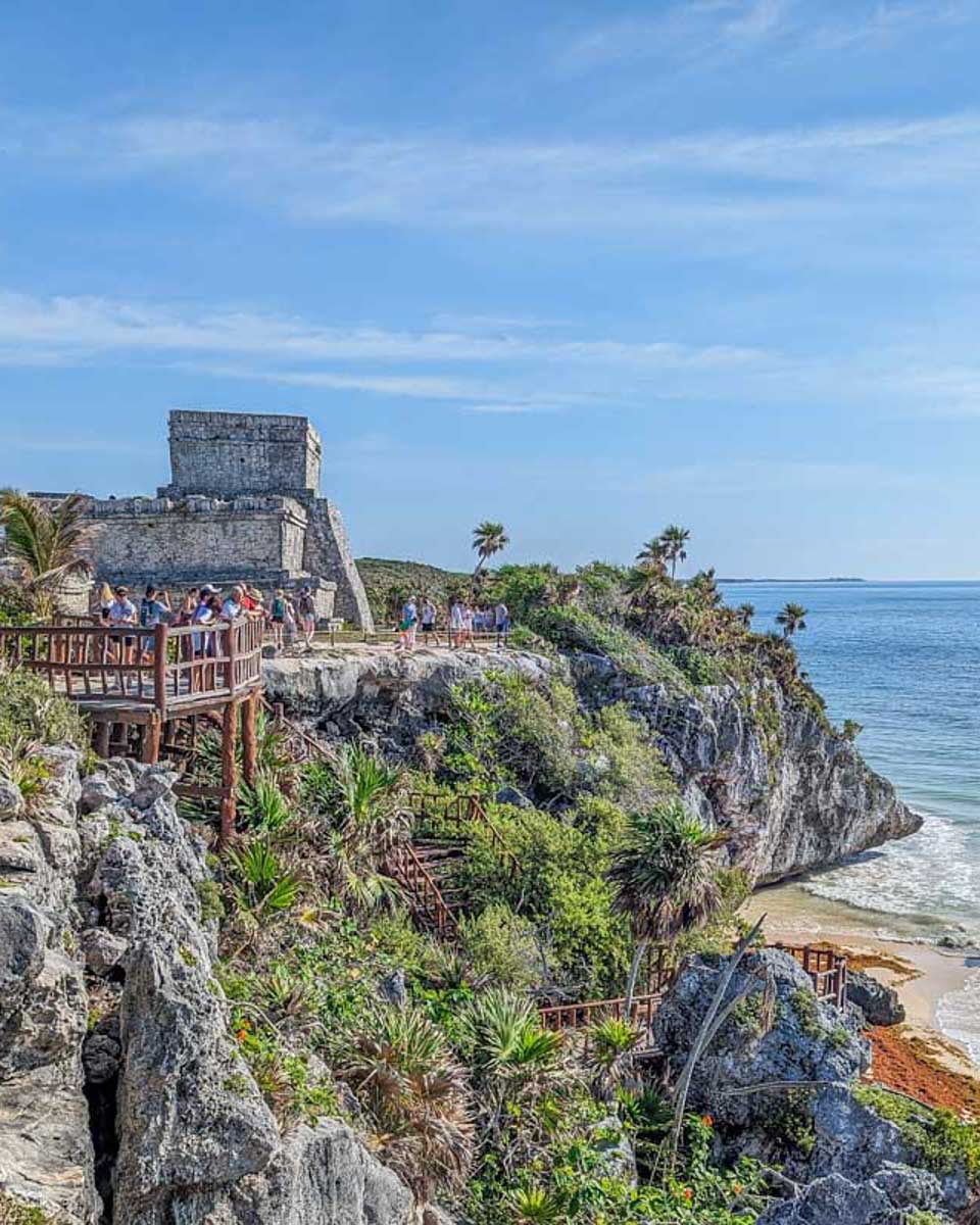 View-of-the-gaurd-house-at-the-Tulum-Ruins-with-views-of-the-coast