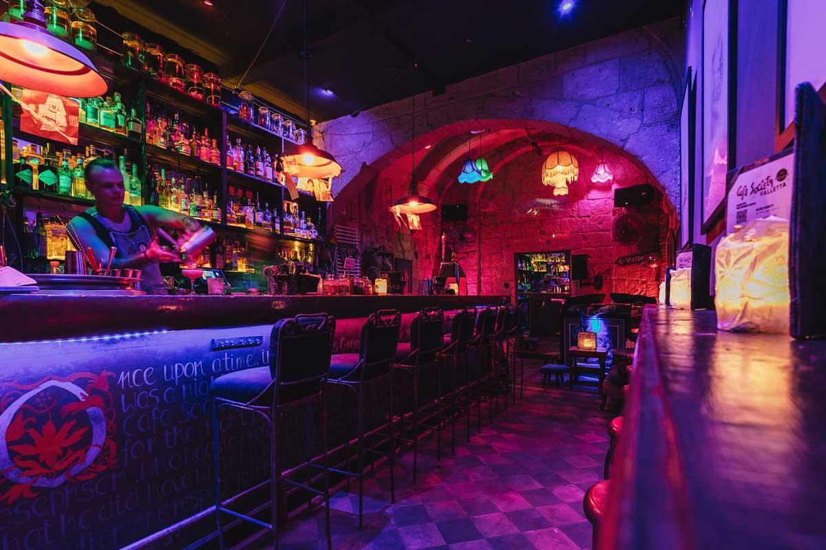 Valletta - Cafe Society in Valletta Malta