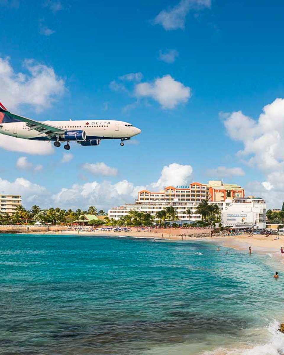 An-airplane-flys-low-over-the-beach-in-Philipsburg-Saint-Maarten