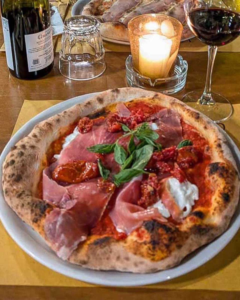 Bailey-eats-pizza-in-Dubai