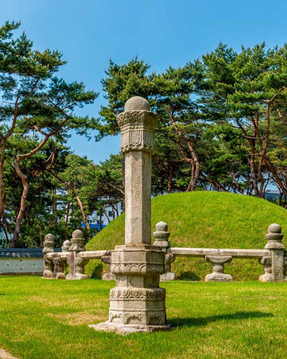 The-Seonjeongneung-Royal-Tombs-in-downtown-Seoul-South-Korea 1