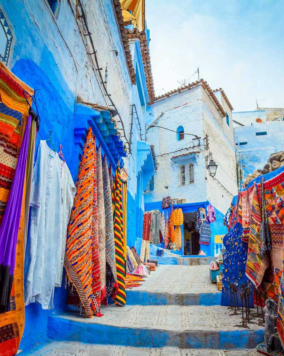 Street-market-with-items-for-sale-in-Chefchaouen-Morocco
