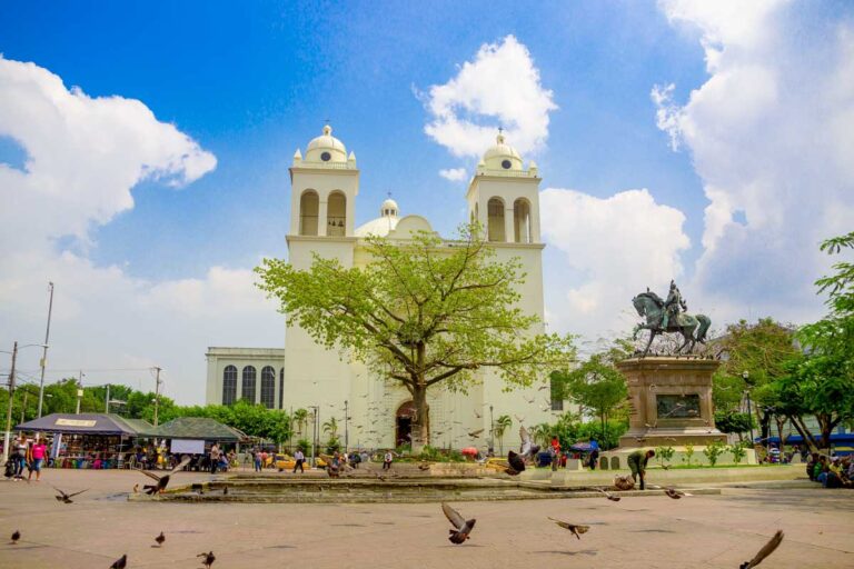 Catedral Metropolitana de San Salvador in San Salvador in El Salvador (1)