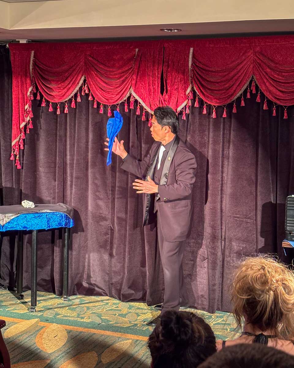 A magic show in Waikiki Honolulu Hawaii (7)