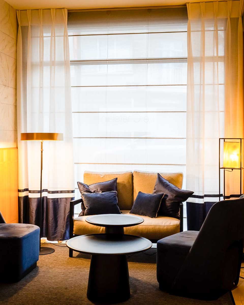 Sitting area in a hotel room at Hotel Le Châtelain in Brussels