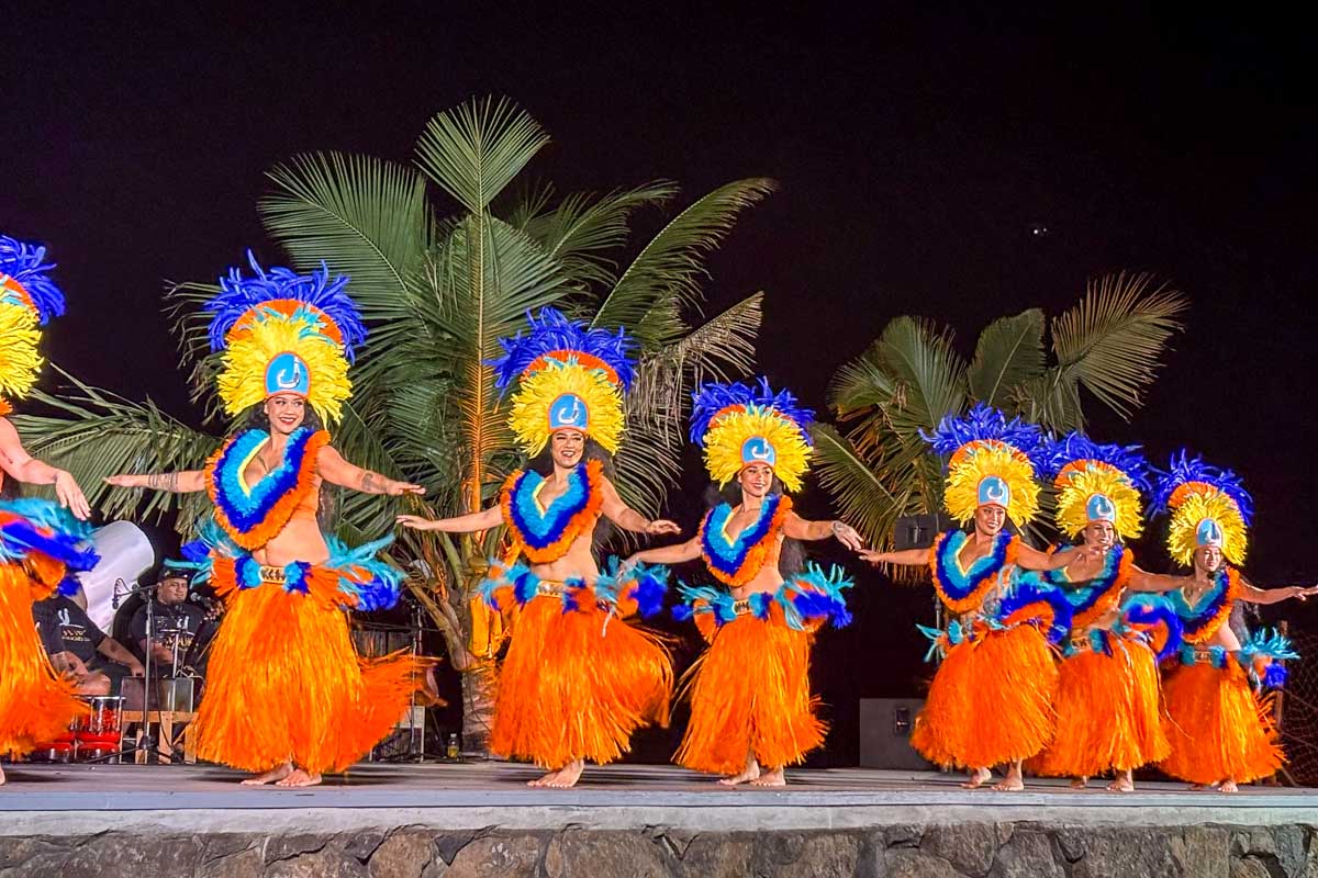 Women dance at a luau in Waikiki Honolulu Hawaii (19)