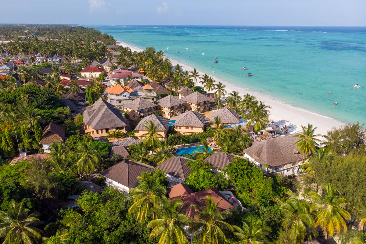 Luxury-bungalows-on-the-beach-in-Zanzibar-Tanzania