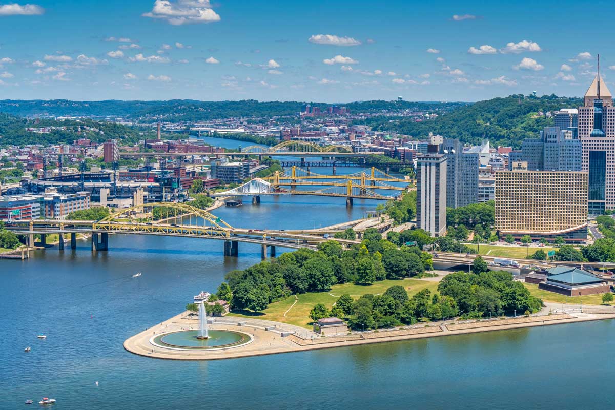 City view of Pittsburgh Pennsylvania on a sunny day